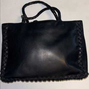 LAURA ASHLEY BRAND BLACK LEATHER HAND BAG SNAP CLOSURE MIDDLE ZIP POCKET